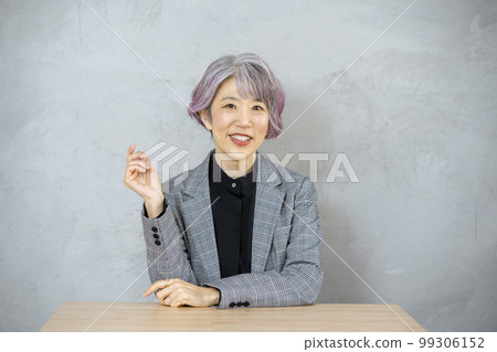 看照相機的資深婦女 99306152