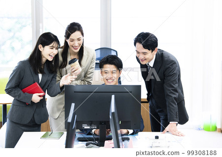 商務辦公會議4人男女微笑 商務辦公會議4人男女微笑 99308188