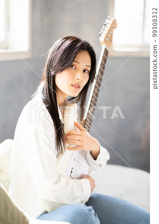 年輕女子肖像(電吉他) 年輕女子肖像(電吉他) 99308312