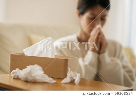 患有花粉熱和感冒的婦女 患有花粉熱和感冒的婦女 99308554