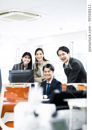 商務辦公合影看鏡頭 4 男女微笑 99308811