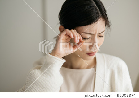 一名婦女因花粉熱而眼睛發癢 一名婦女因花粉熱而眼睛發癢 99308874