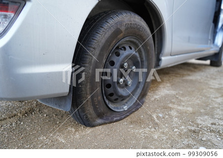 汽車輪胎被刺破 汽車輪胎被刺破 99309056