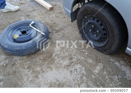 正在用備胎更換漏氣的汽車輪胎』 正在用備胎更換漏氣的汽車輪胎』 99309057