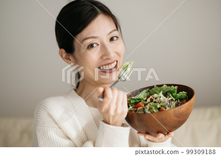 Woman eating salad 99309188