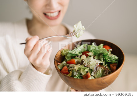 Woman eating salad 99309193