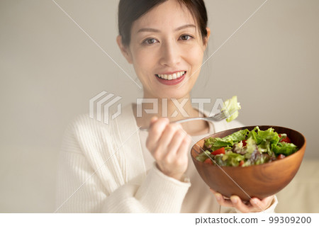 Woman eating salad 99309200