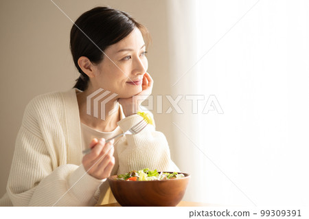 Woman eating salad Woman eating salad 99309391
