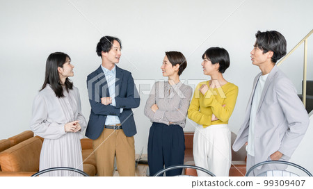 Business men and women portrait Business men and women portrait 99309407