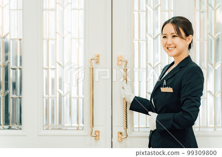 婚禮策劃師、門衛、打開婚禮大廳門的酒店經營者女性(婚禮工作人員) 婚禮策劃師、門衛、打開婚禮大廳門的酒店經營者女性(婚禮工作人員) 99309800