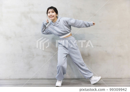 在舞蹈工作室跳舞的年輕女子舞蹈嘻哈形象 99309942
