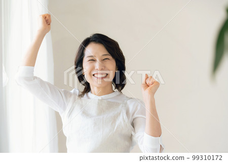 中間的女人在窗邊做一個膽量姿勢 99310172