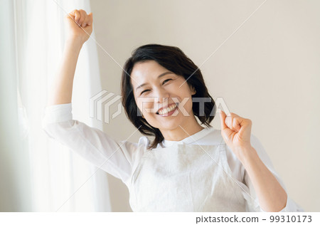 中間的女人在窗邊做一個膽量姿勢 99310173