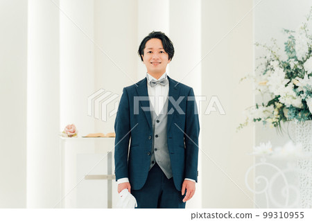 等待新娘走在婚禮大廳/教堂處女路上的新郎/新郎 99310955