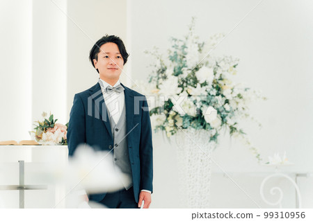 等待新娘走在婚禮大廳/教堂處女路上的新郎/新郎 99310956