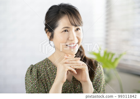 A portrait of a smiling Arafif woman 99311842