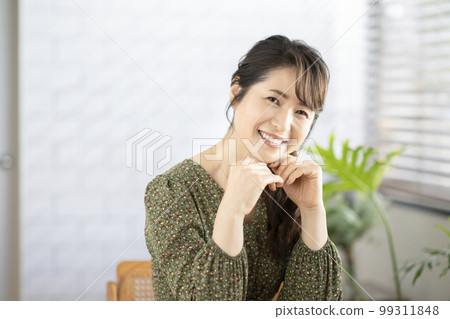 一個 50 多歲的女人對著鏡頭微笑的肖像 一個 50 多歲的女人對著鏡頭微笑的肖像 99311848
