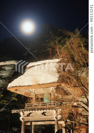 世界遺產 白川鄉 月圓之夜的燈飾 滿月和妙善寺正門 世界遺產 白川鄉 月圓之夜的燈飾 滿月和妙善寺正門 99313241