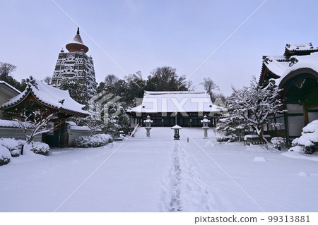 下雪的早晨,京都市岩倉市的 Myomanji 寺院區 下雪的早晨,京都市岩倉市的 Myomanji 寺院區 99313881