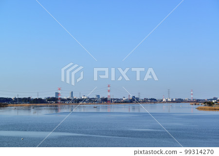 千葉縣手賀沼湖沿岸的架空輸電線路和鐵塔景觀 99314270