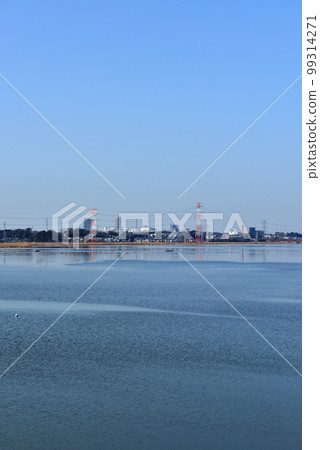 千葉縣手賀沼湖沿岸的架空輸電線路和鐵塔景觀 99314271