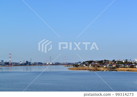 千葉縣手賀沼湖沿岸的架空輸電線路和鐵塔景觀 99314273