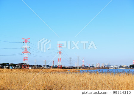 Scenery of overhead transmission lines and steel towers along Lake Teganuma, Chiba Prefecture 99314310