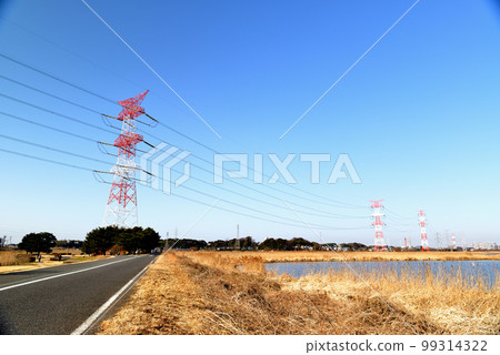 千葉縣手賀沼湖沿岸的架空輸電線路和鐵塔景觀 千葉縣手賀沼湖沿岸的架空輸電線路和鐵塔景觀 99314322