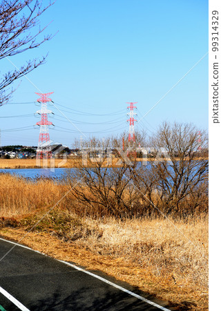 千葉縣手賀沼湖沿岸的架空輸電線路和鐵塔景觀 千葉縣手賀沼湖沿岸的架空輸電線路和鐵塔景觀 99314329