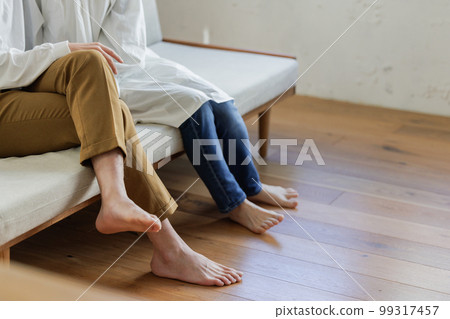 沙發上放鬆的男人和女人 零件剪裁 沙發上放鬆的男人和女人 零件剪裁 99317457