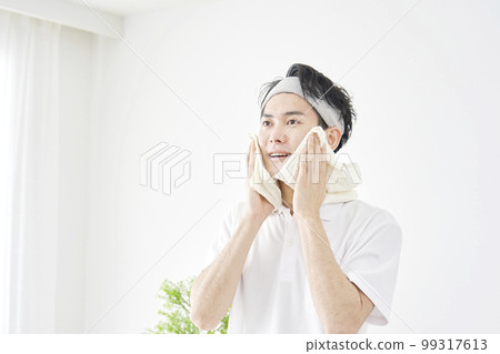 一個男人用毛巾擦汗 白色背景 99317613