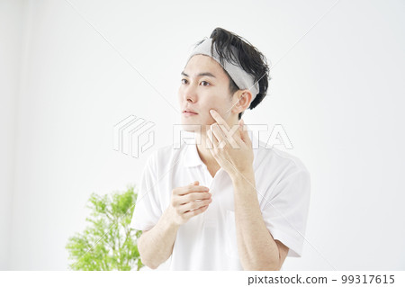 做面部皮膚護理的男人 99317615