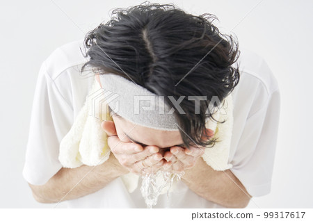 男人用水洗臉 99317617