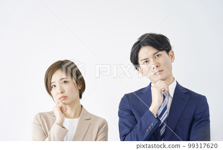 有思想的女商人和商人的白色背景 99317620
