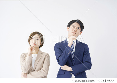 有思想的女商人和商人的白色背景 99317622