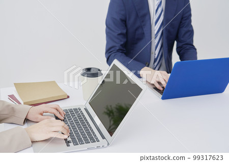在辦公室使用個人電腦的女商人和商人的手 99317623