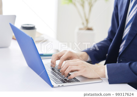 商人的手在辦公室使用個人電腦 99317624
