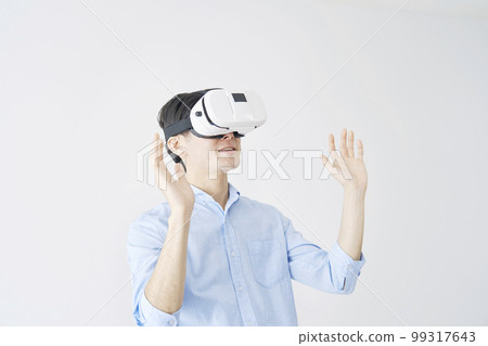 戴著 VR 護目鏡體驗虛擬現實的男人 99317643