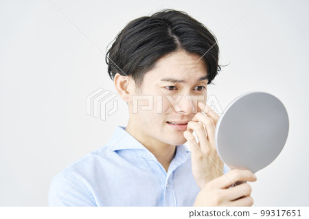 一個男人在鏡子裡看著自己的眼睛 白色背景 99317651