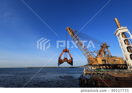 挖泥船在港口挖沙 挖泥船在港口挖沙 99317735