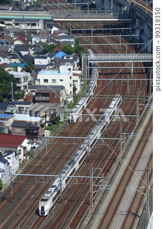 Takasaki Line Limited Express Swallow Akagi: Two 651 series trains depart Takasaki Line Limited Express Swallow Akagi: Two 651 series trains depart 99319350