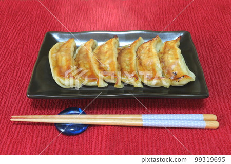 hot gyoza dumplings 99319695