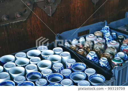 在跳蚤市場上出售的各種茶杯 99319709