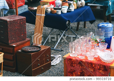 在跳蚤市場出售的餐具和古董 99319710