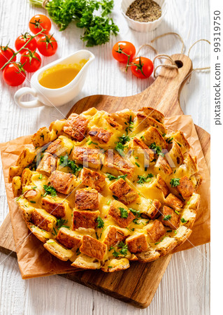 cheesy garlic bread, pull apart bread, top view 99319750