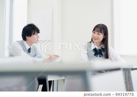 A high school student who talks well with his classmates in the classroom A high school student who talks well with his classmates in the classroom 99319778