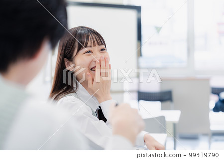 一個在課堂上和同學很談得來的高中生 一個在課堂上和同學很談得來的高中生 99319790