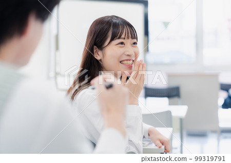 一個在課堂上和同學很談得來的高中生 一個在課堂上和同學很談得來的高中生 99319791