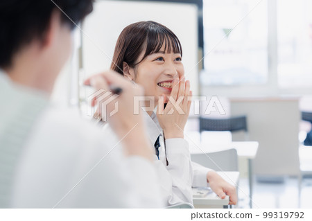 一個在課堂上和同學很談得來的高中生 一個在課堂上和同學很談得來的高中生 99319792