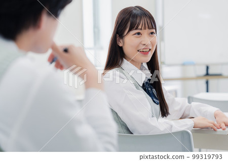 一個在課堂上和同學很談得來的高中生 一個在課堂上和同學很談得來的高中生 99319793